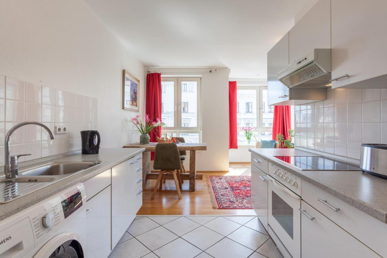 Schoenes In Downtown Mitte Mit Balkon Apartamento Berlim
